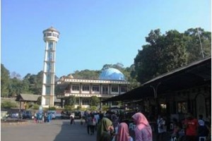 Nampak watusan pengunjung sedang berwisata di Obyek WIsata Sidomba Kuningan